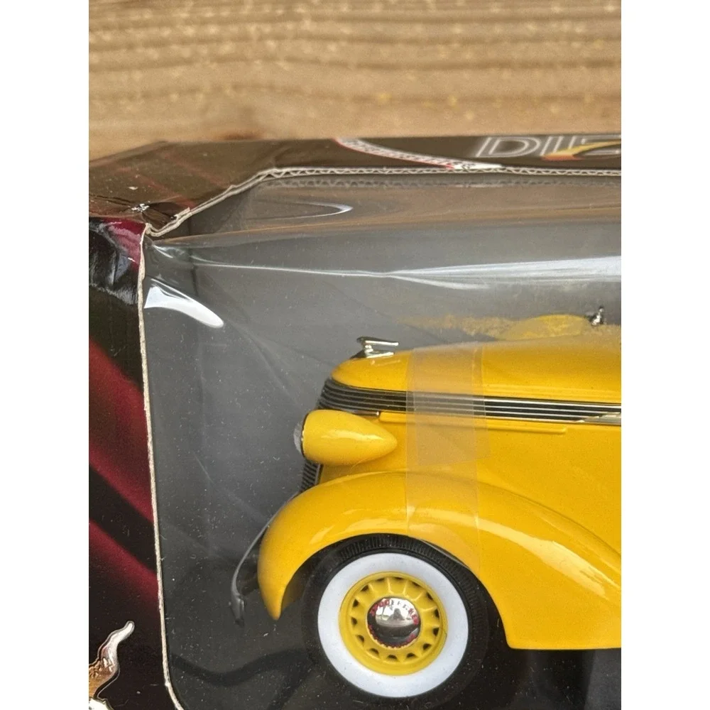 Road Signature‎ Deluxe Edition 1937 Studebaker Coupe Express Pick Up Truck 1:18